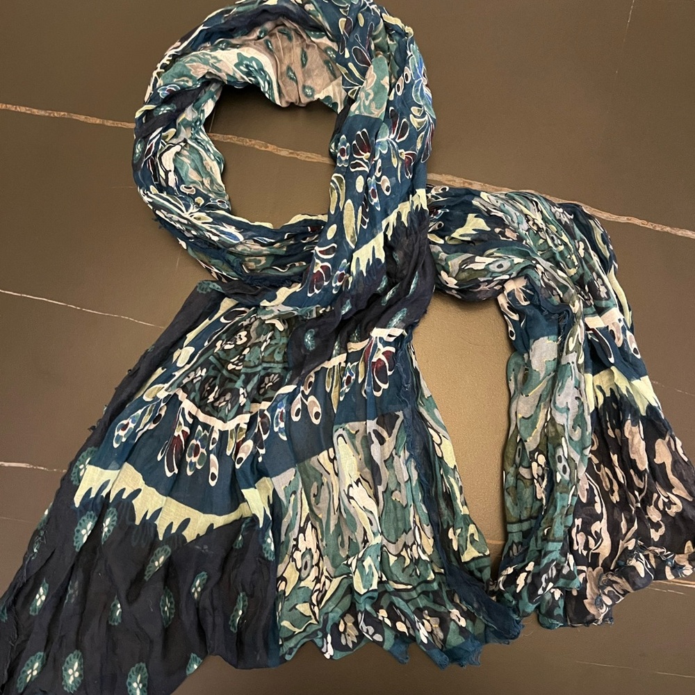 Elegant Blue and Green Patterned Scarf